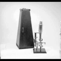 Voorwerpen\7200\7296a.jpg; V07296; ; Samengestelde microscoop met kistCompound microscope with box